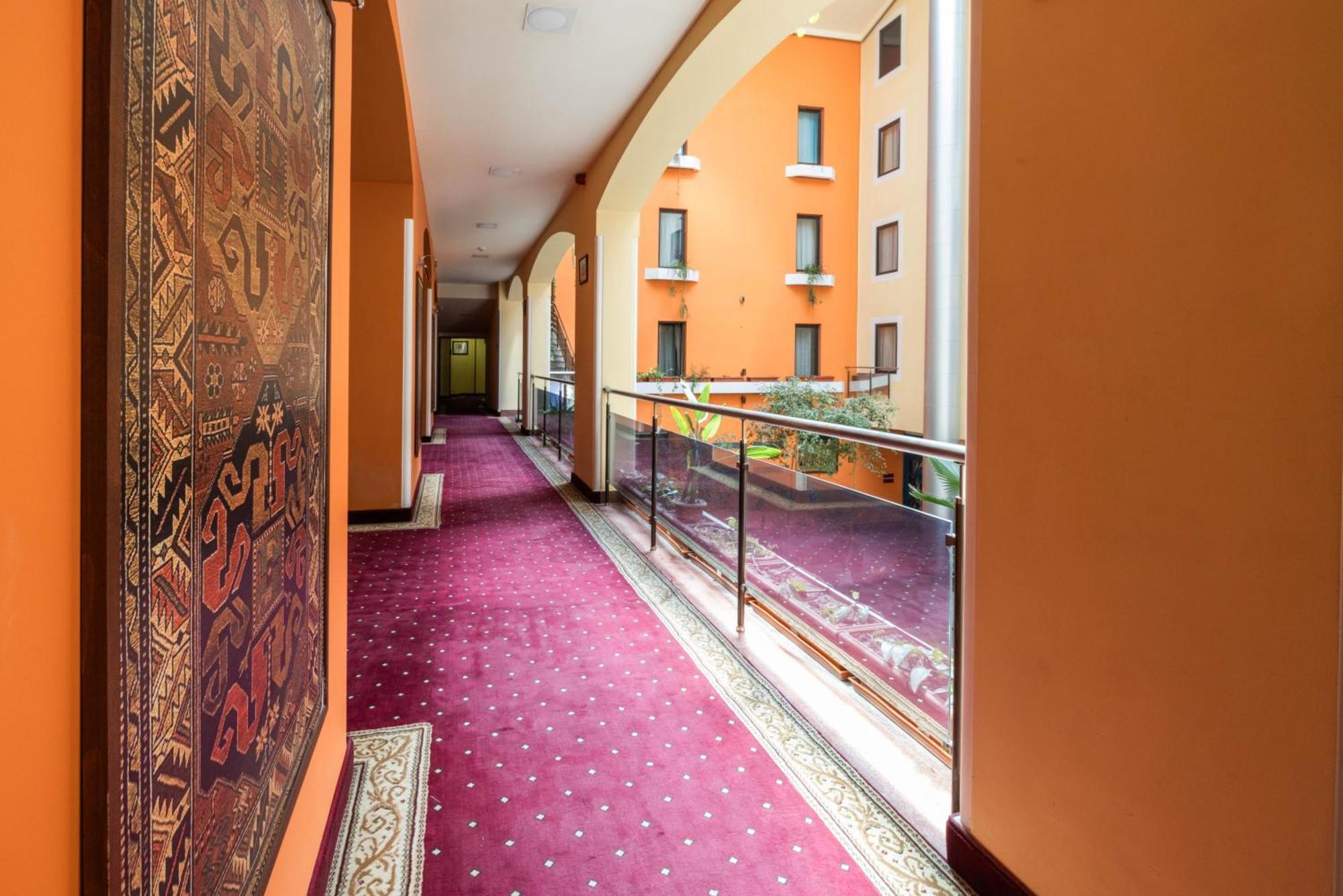 Ararat Hotel Ereván Exterior foto
