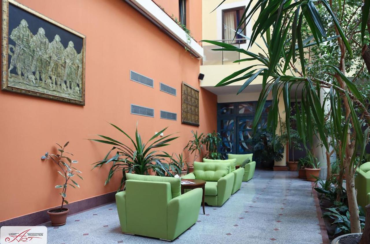 Ararat Hotel Ereván Exterior foto