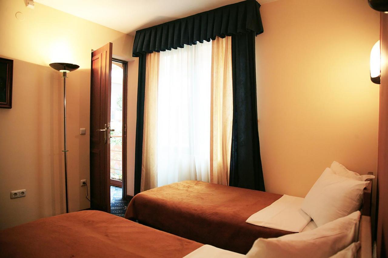 Ararat Hotel Ereván Exterior foto