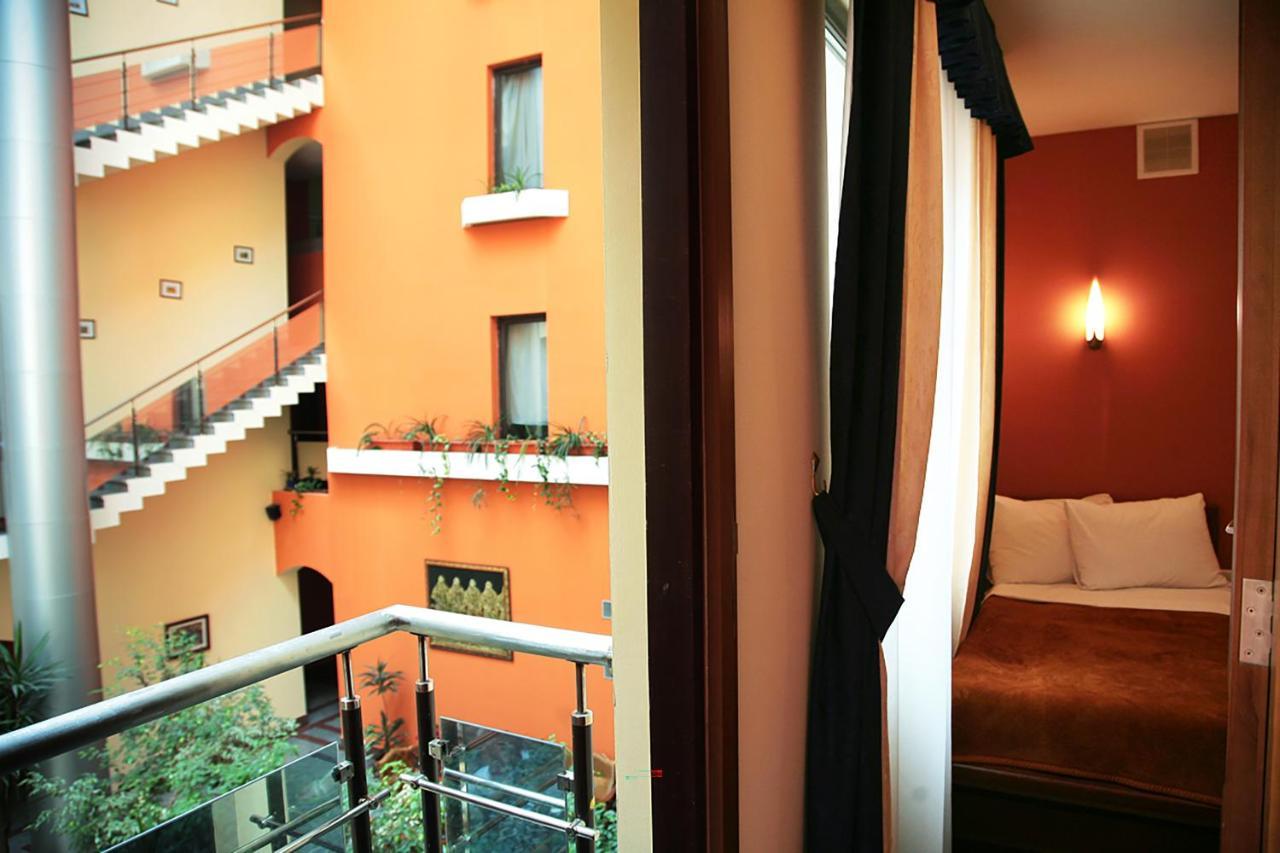 Ararat Hotel Ereván Exterior foto