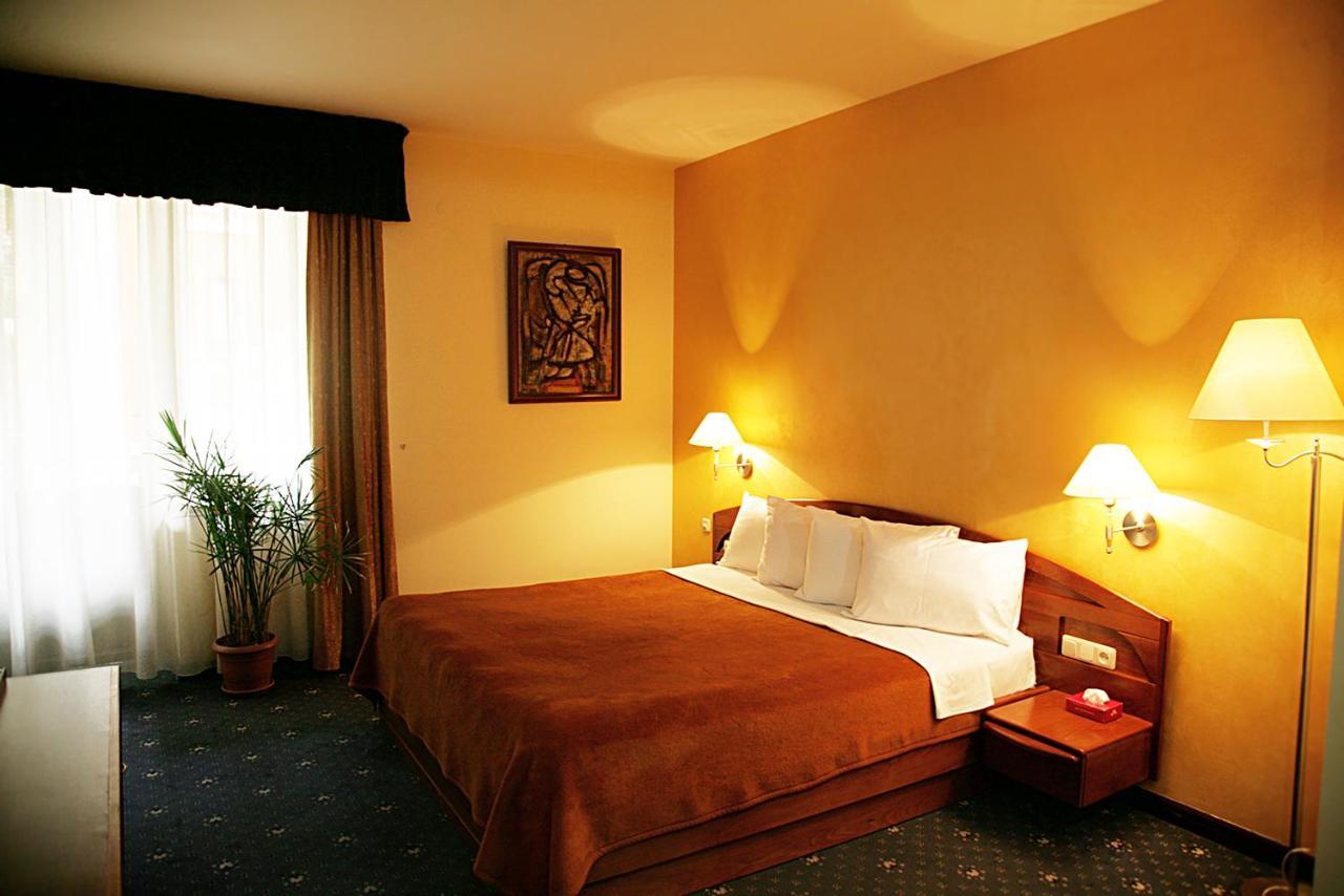 Ararat Hotel Ereván Exterior foto